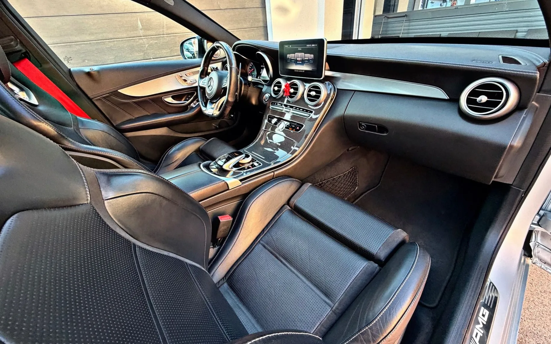Notranja slika - Mercedes-Benz C-Razred - C 63 AMG-FROZEN MAT-PANO-BURMESTER-LIMO-LED-AMG... - 9