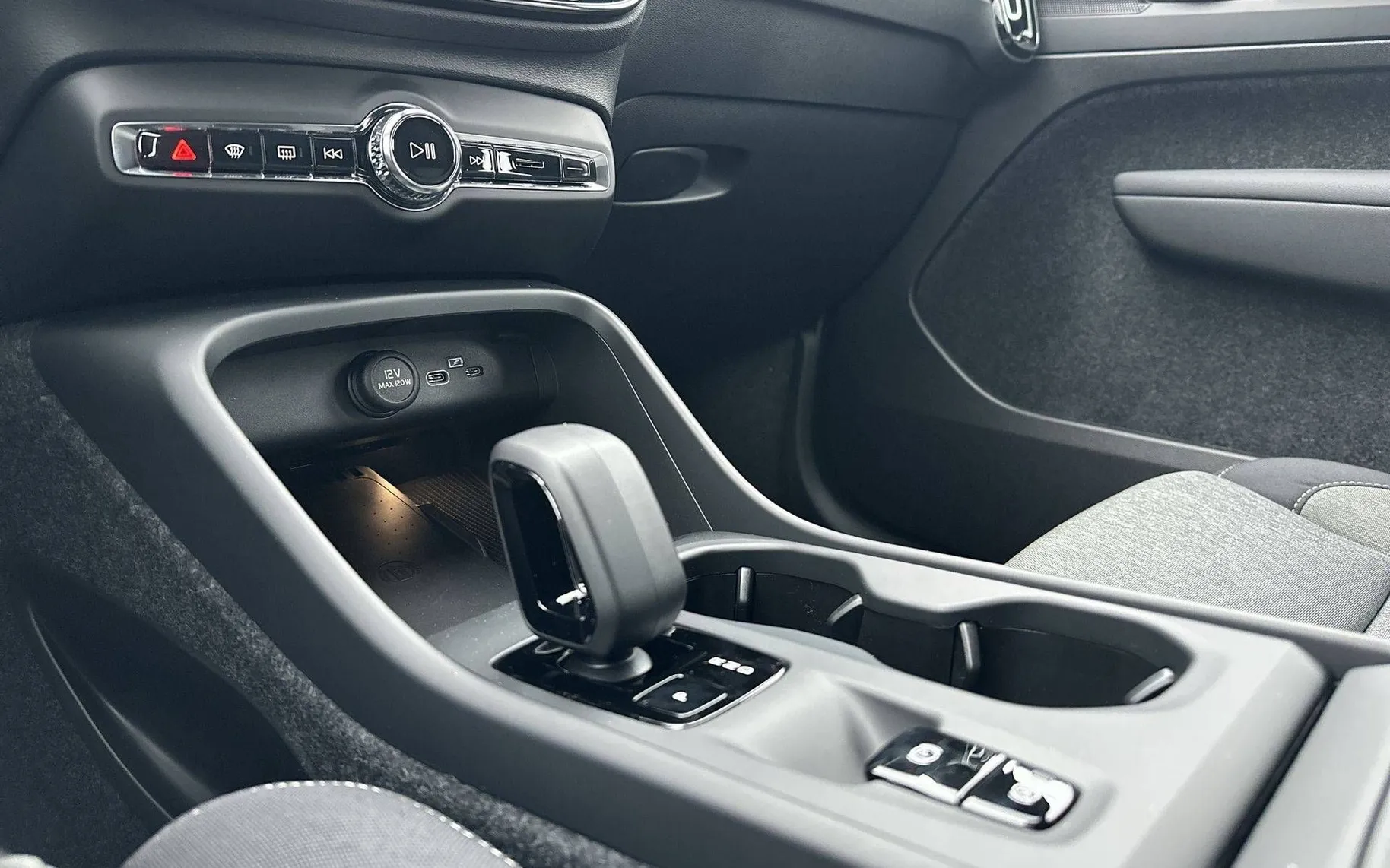 Notranja slika - Volvo XC40 - B3 P Core AT DCT 3 leta garancije + 3 servisi... - 17