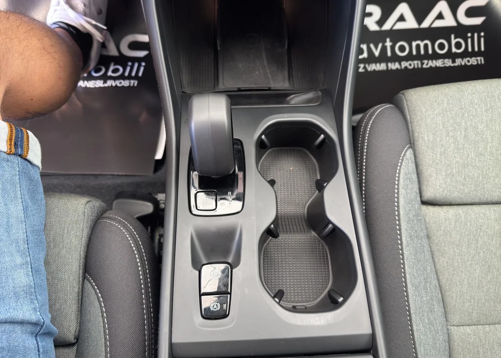 Zunanja slika - Volvo XC40 - B3 AUT. - 12