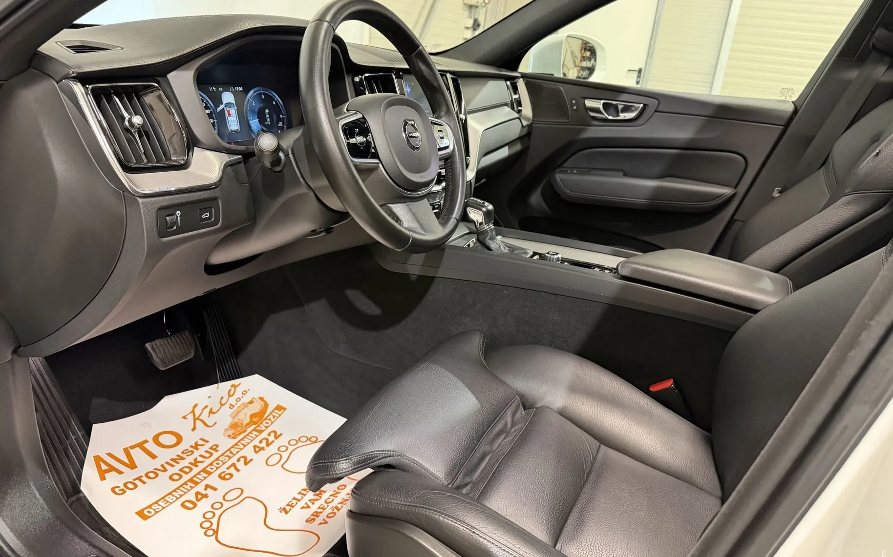 Notranja slika - Volvo XC60 - D4 4X4-INSCRIPTION-VIRTUAL-PANORAMA-KAMERA-HEAD UP - 9