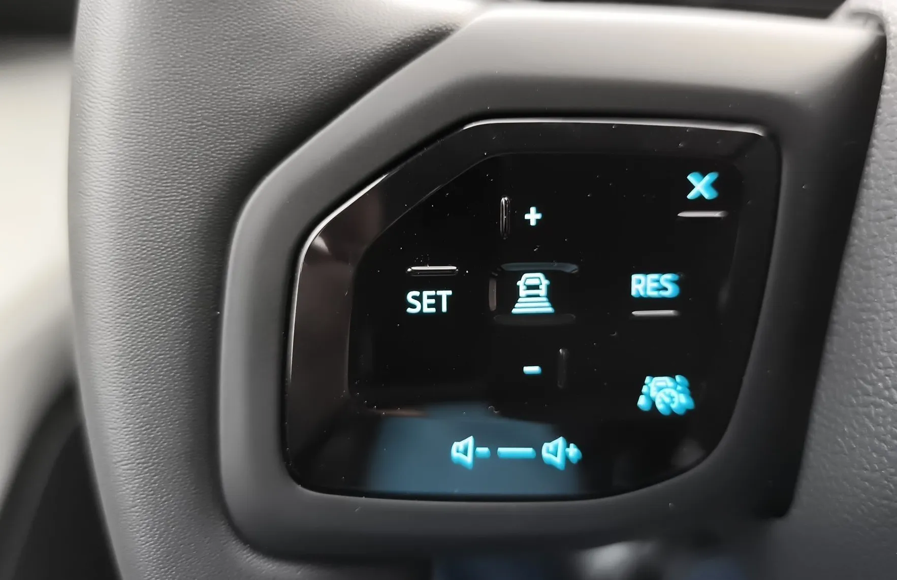 Zunanja slika - Ford Explorer - EV dvojni elektro. 79 kWh 250 kW at AWD PREMIUM - 16