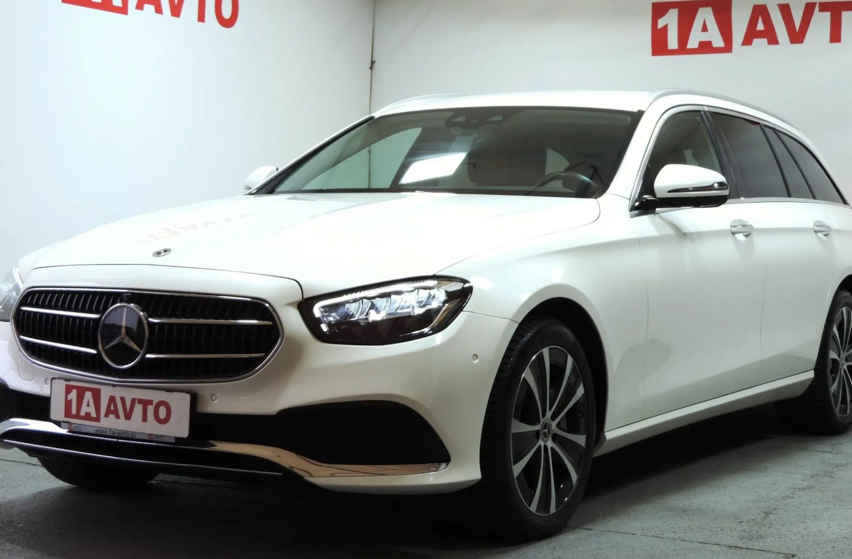 Zunanja slika - Mercedes-Benz E-Razred - E 300 de 4MATIC T  Avt. ACC-360-MRTVI KO - 1