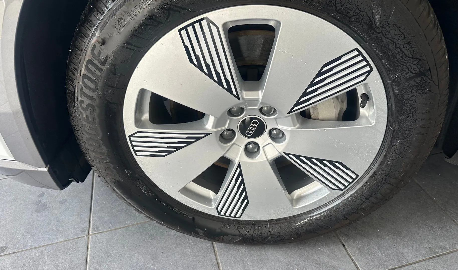 Zunanja slika - Audi e-tron - 55 quattro S line.NEMŠKI+4ALU.KAMERA.USNJE.KLJUKA - 16