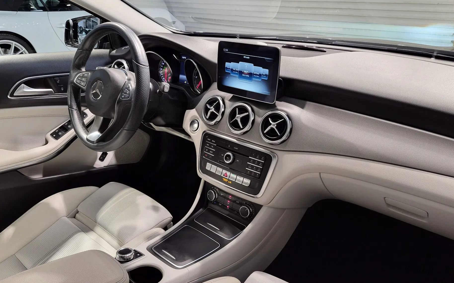 Zunanja slika - Mercedes-Benz GLA-Razred - GLA 200 d Avt.URBAN 1.LAST SLO TEMP KAM KEYLESS - 8