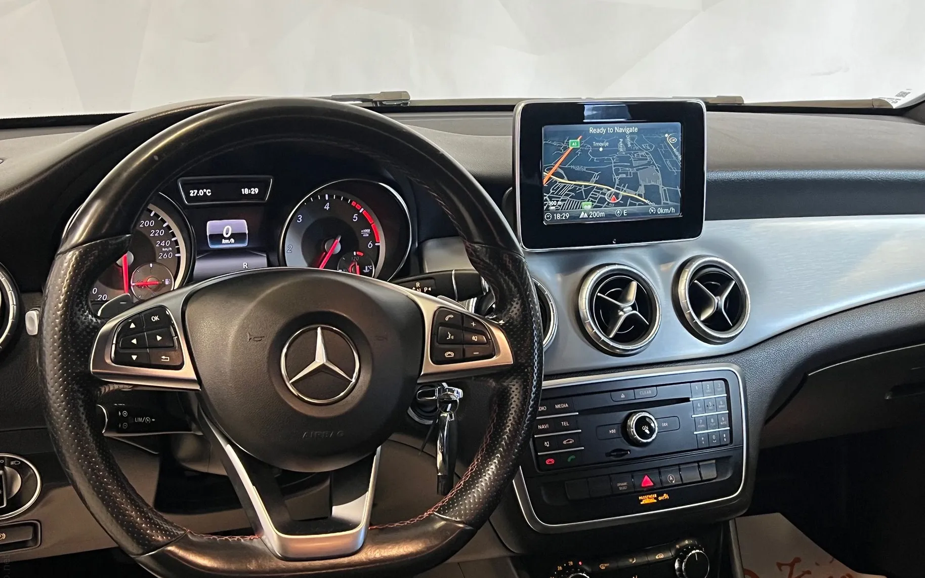 Notranja slika - Mercedes-Benz CLA-Razred - 200d-AMG-BLACK LINE-AUTOMATIK-KAMERA-NAVI-BI-XENON - 10