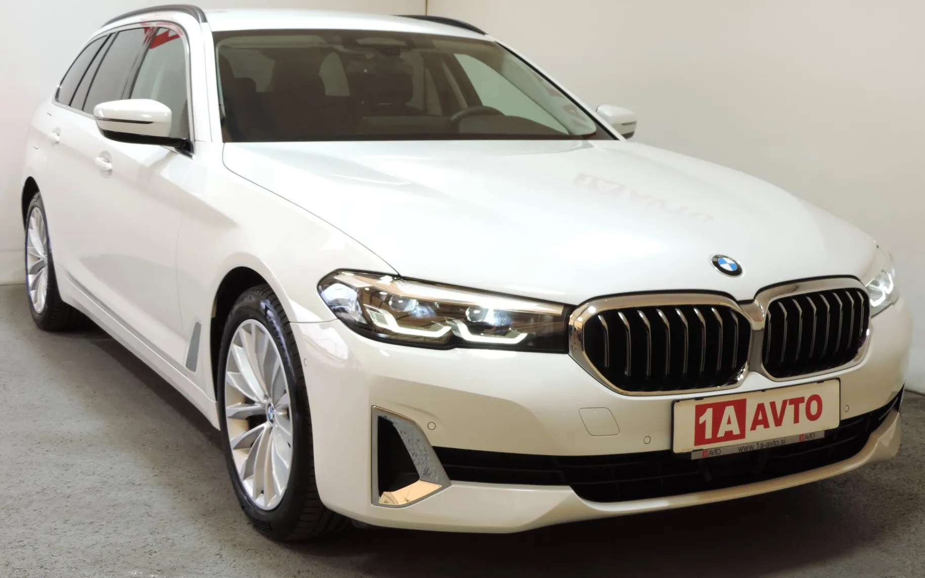 Zunanja slika - BMW Serija 5 - 520d xDrive Touring Avt. Luxury - 3