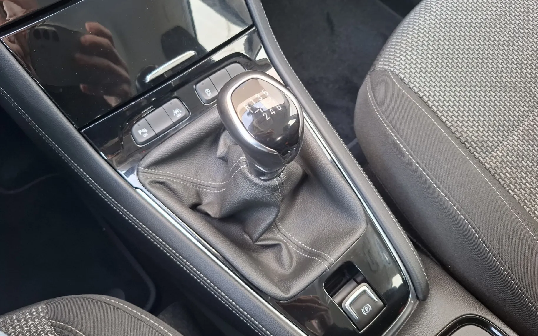 Notranja slika - Opel Grandland - 1.2 TURBO 96KW - LEPO OHRANJEN - POTRJENA SERVISNA - 16