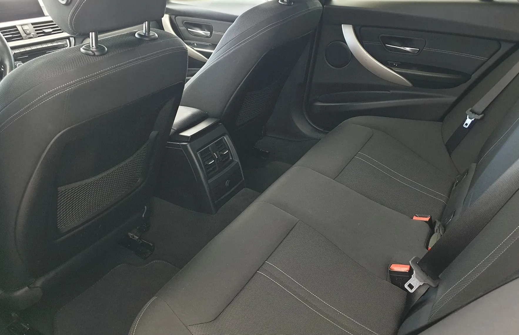Zunanja slika - BMW Serija 3 - Touring: 318d Touring KEYLES|LED|VELIKA NAVI|PDC|GR.SEDE - 11