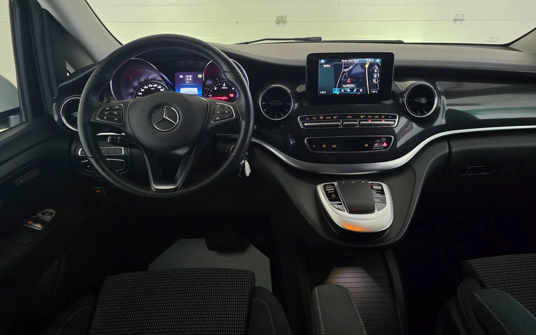 Notranja slika - Mercedes-Benz V-Razred - V 220 d Edition Lang-dolgi Avt. - LED.navi.kamera - 11