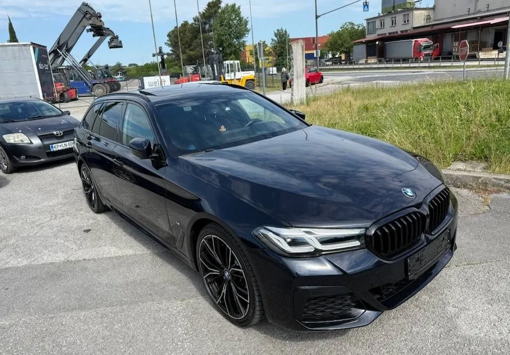 Notranja slika - BMW serija 5 Touring: - 530e xDrive M VELIKO OPREME - 8