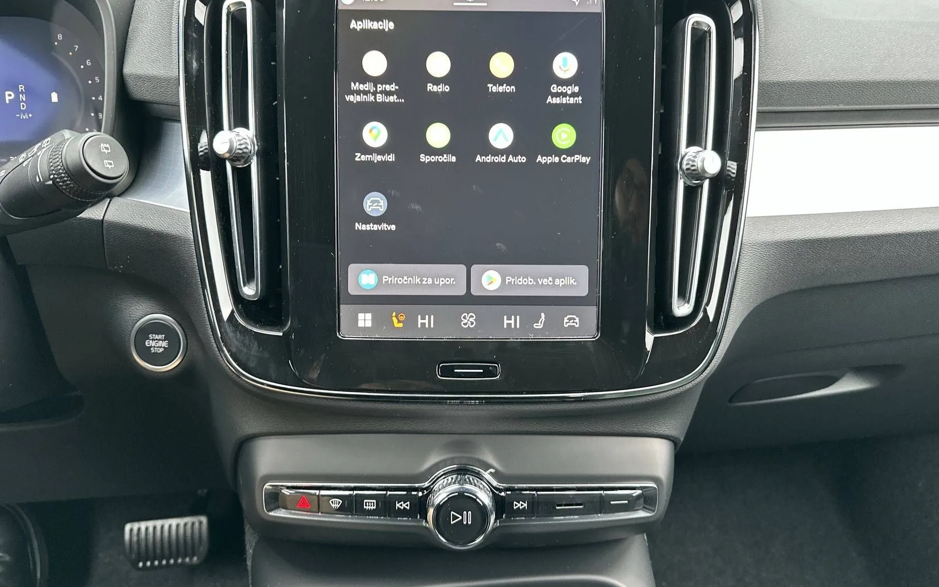 Notranja slika - Volvo XC40 - B3 P Plus Dark AT DCT ... - 29