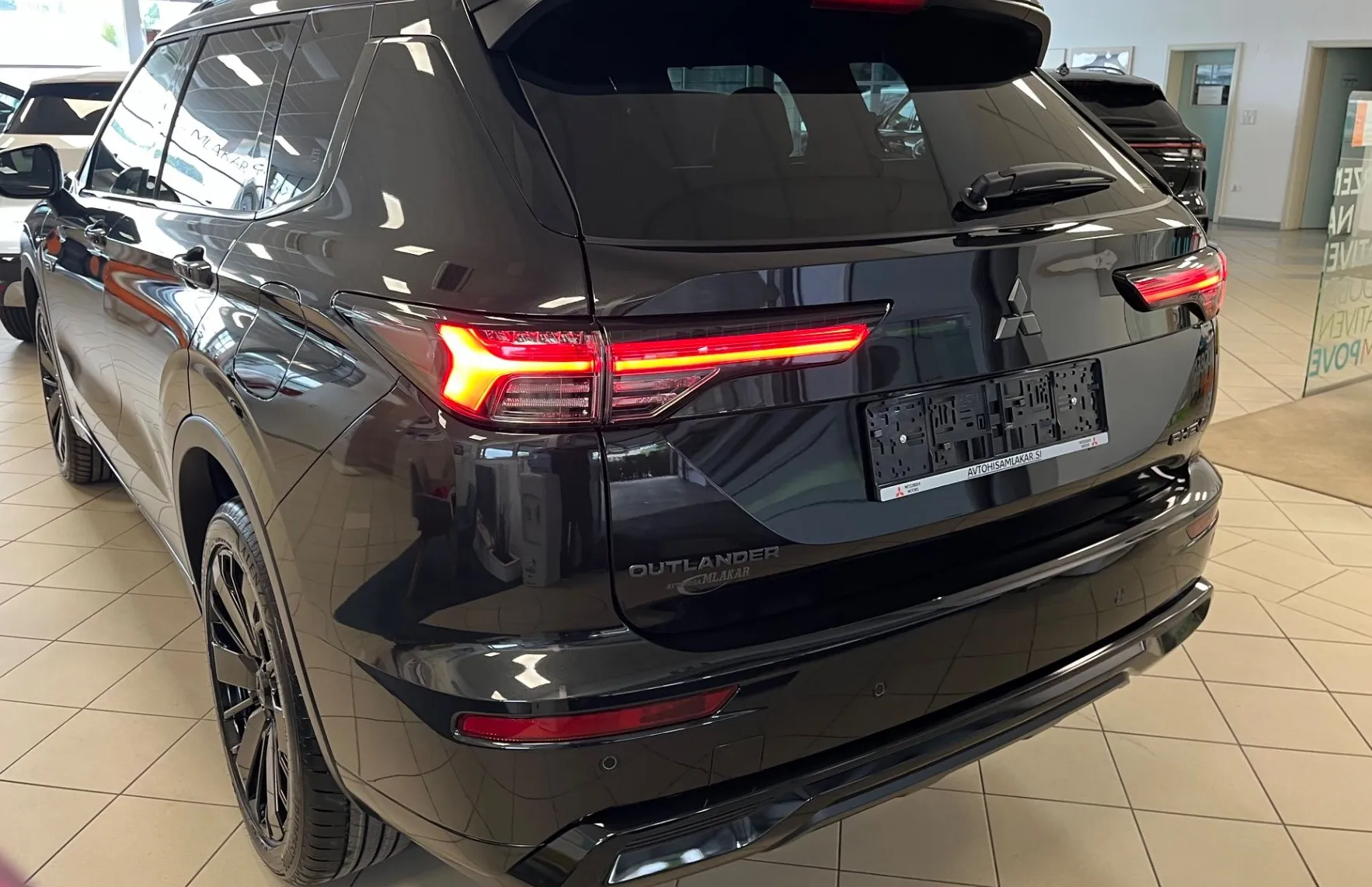 Zunanja slika - Mitsubishi Outlander - Black Edition PHEV 4WD 2.4  Avt. - NA ZALOGI - - 4