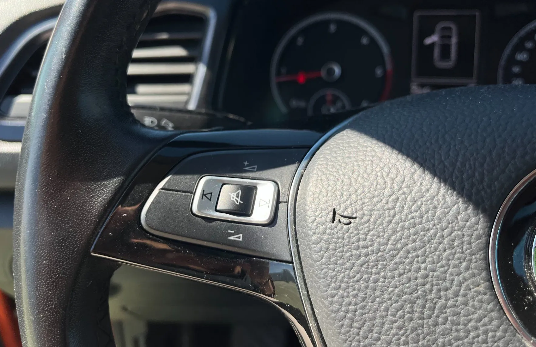 Zunanja slika - VW T-Roc - 1.6 TDI BMT 2X PDC. NAVI. SAMO 88.645 KM. - 14