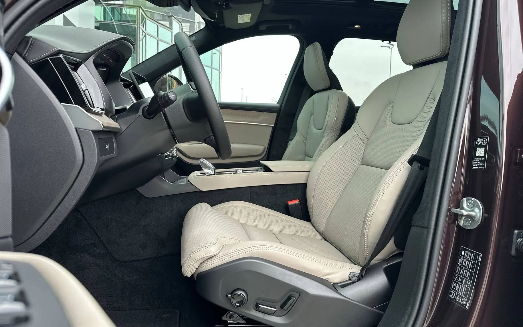 Notranja slika - Volvo XC90 - B5 P Ultra Bright 7s AT AWD 3 leta gar. + 3 ser - 10