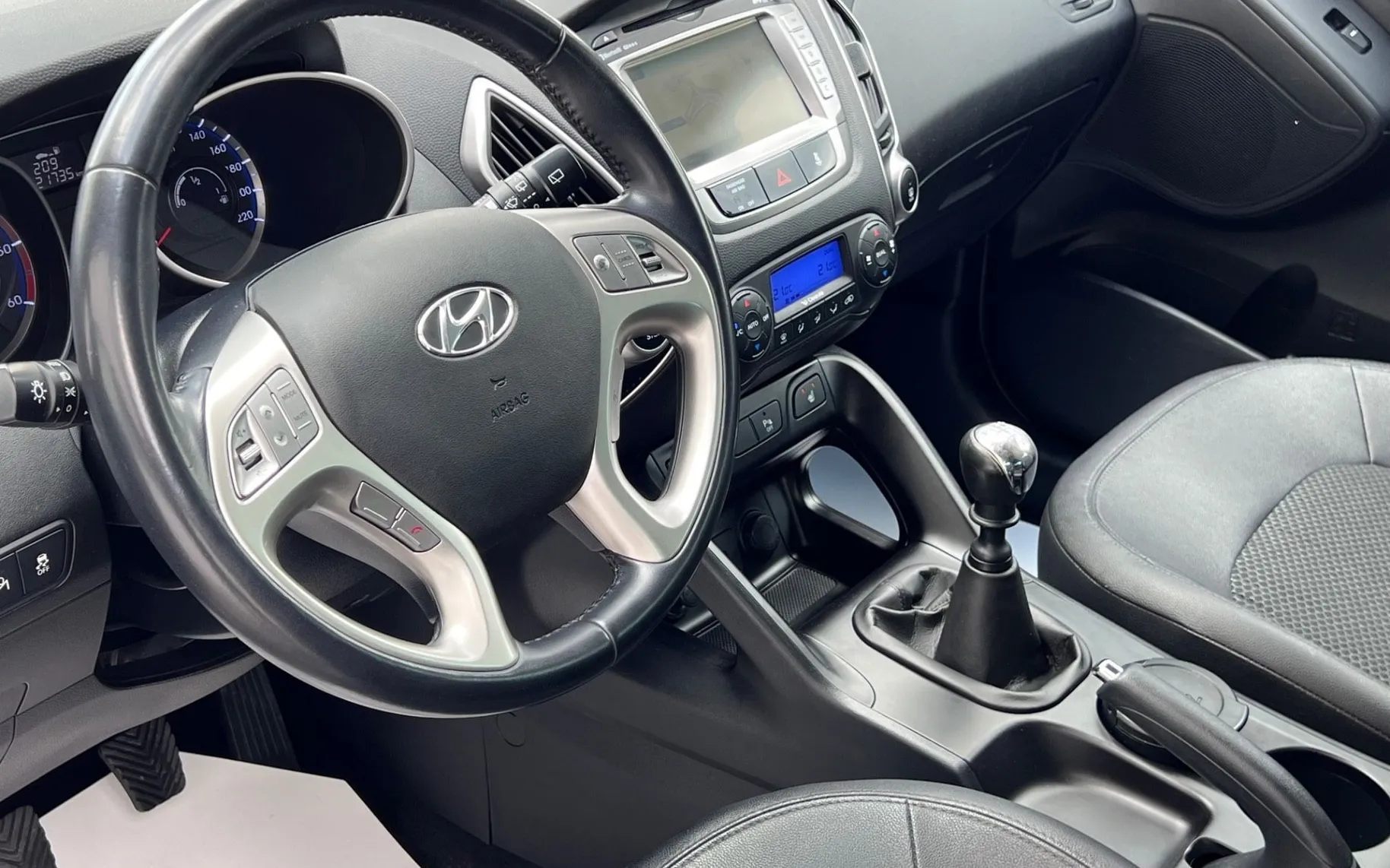 Notranja slika - Hyundai ix35 - 4WD 2.0 CRDi+1.LAST+SLO+NAVI+R.KAMERA - 11