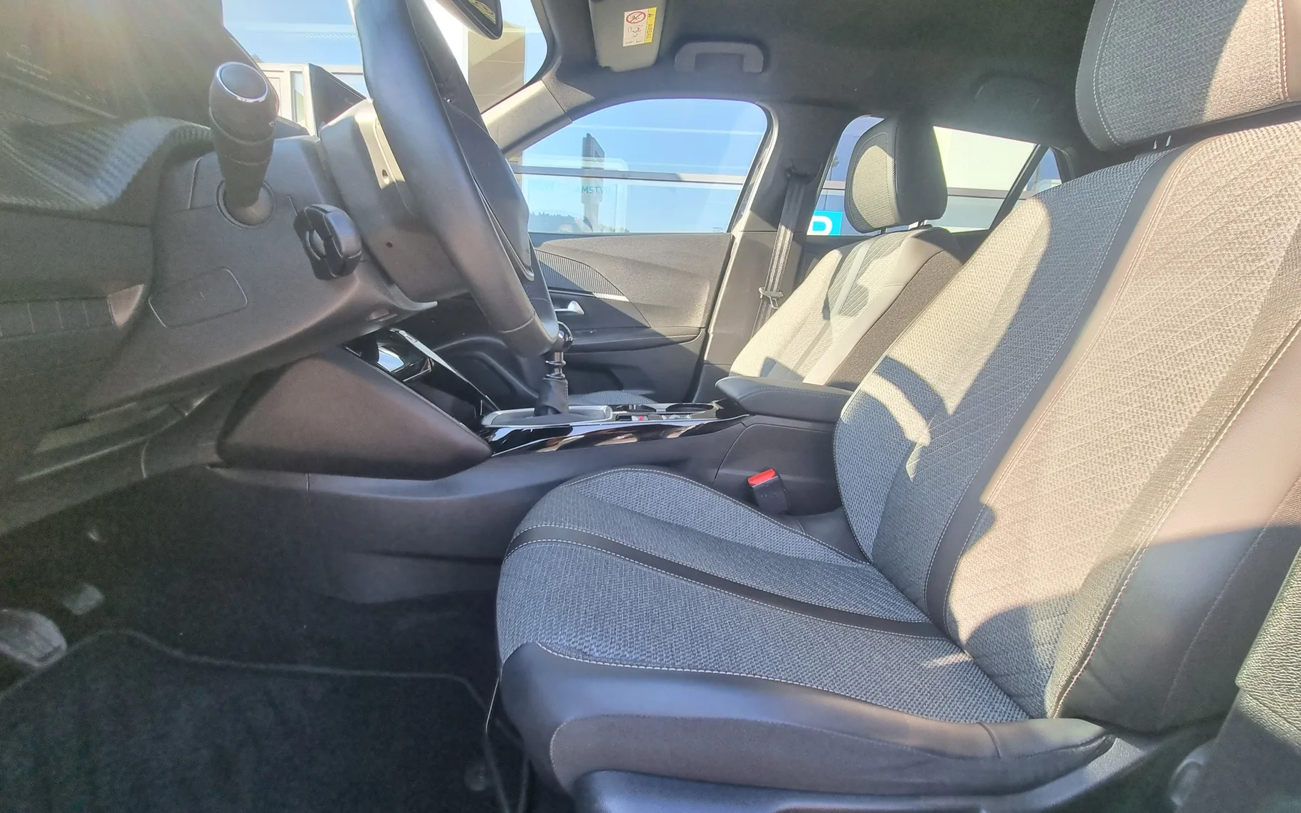 Zunanja slika - Peugeot 2008 - 1.2 PureTech 100 - KOT NOV - SAMO 13.156km - 10