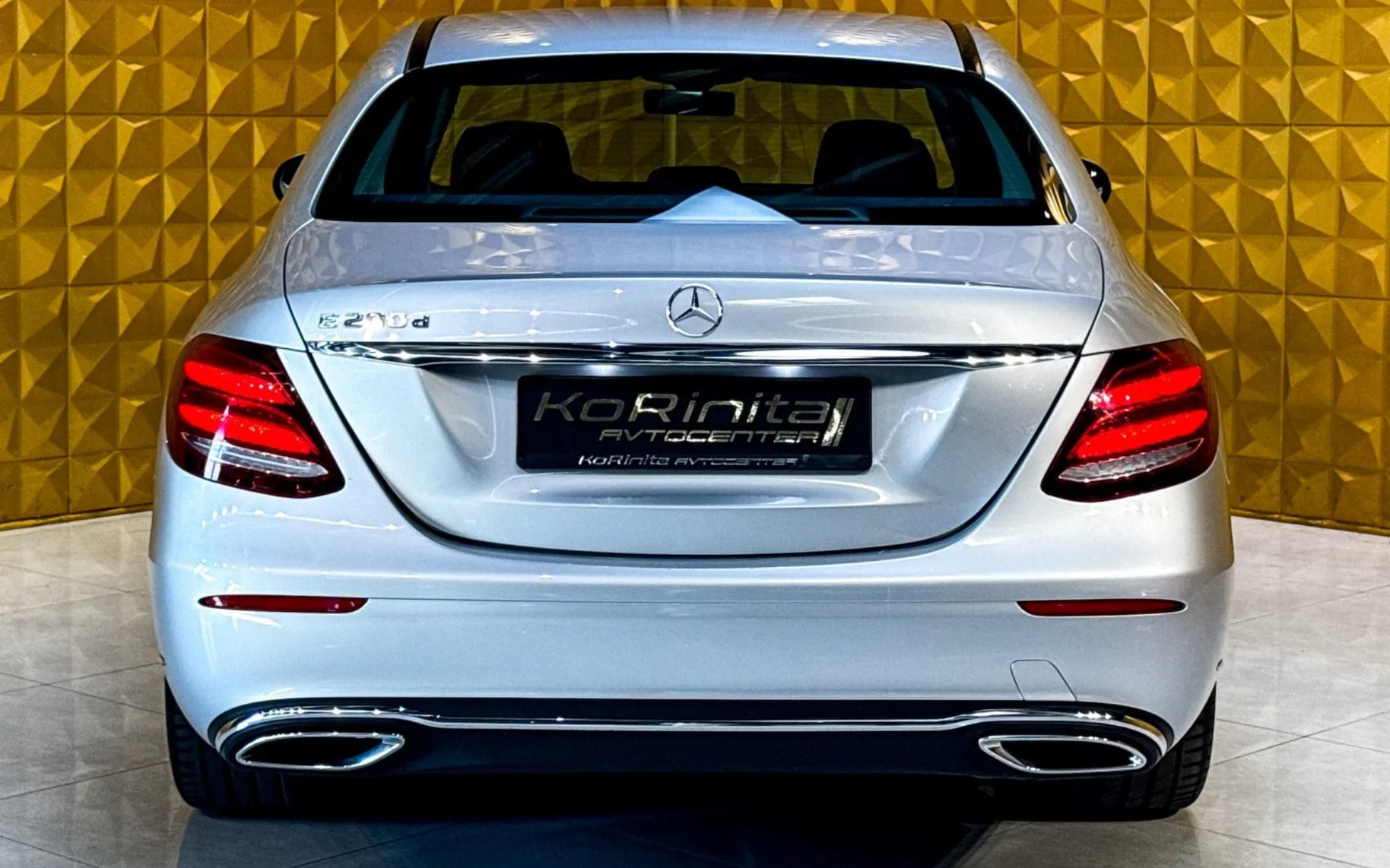 Notranja slika - Mercedes-Benz E-Razred - E200d AUT.-AMBI-NAVI-F1-TEMP-BREZ POLOGA - 10
