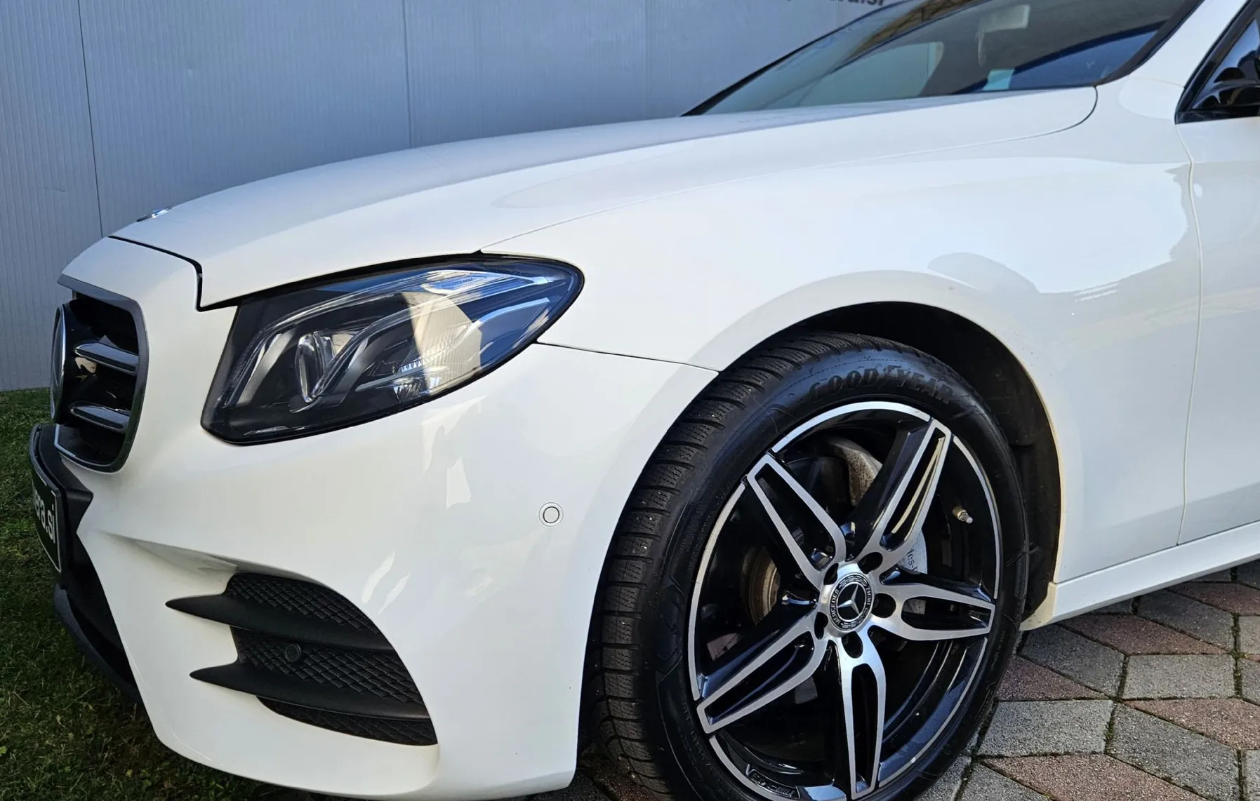 Zunanja slika - Mercedes-Benz E-Razred - E 220 d AMG line+ACC+PANO+MULTIBEAM+USNJE+PRIKLOP+ - 18