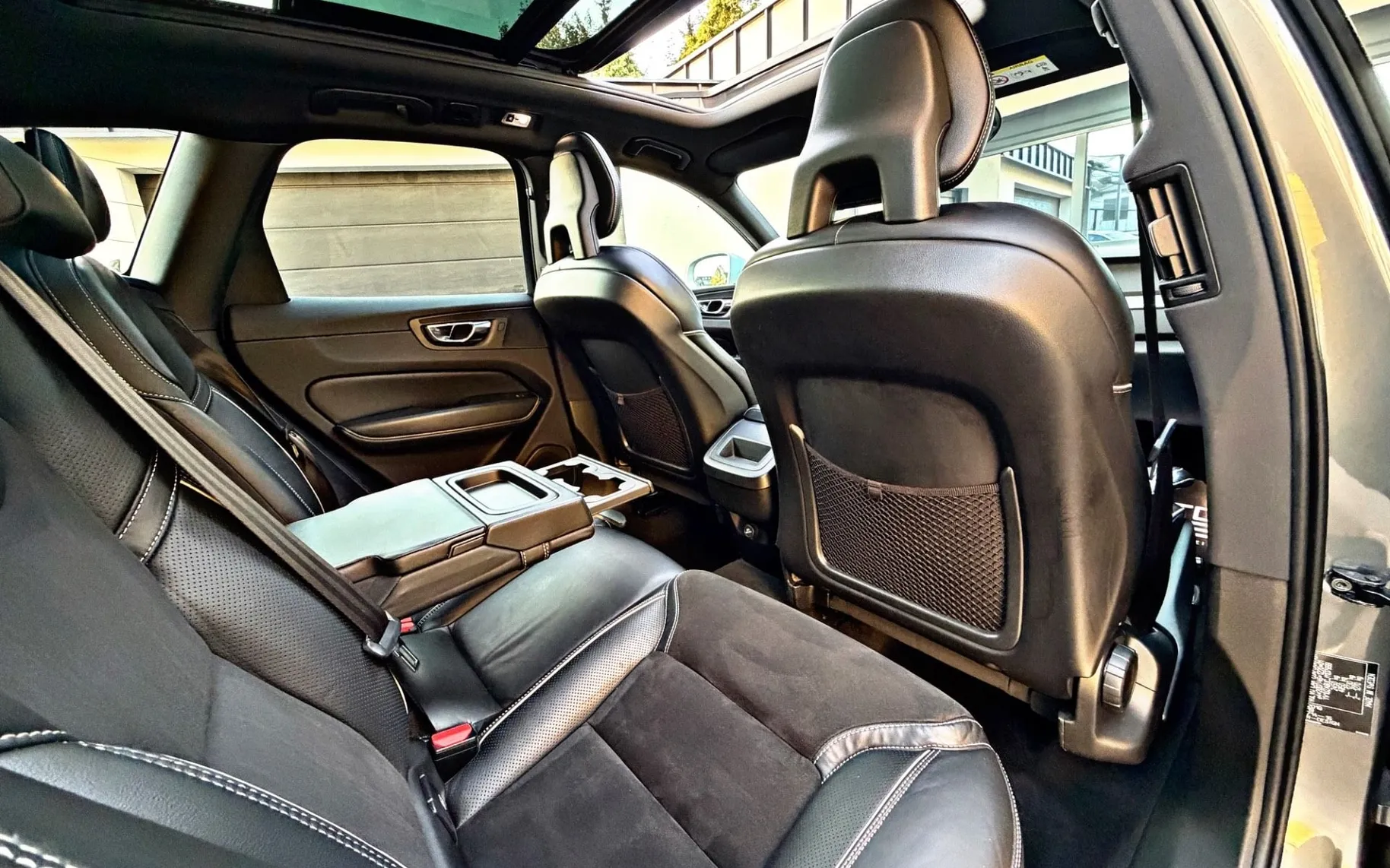 Notranja slika - Volvo XC60 - D4 AWD R-Design Avt.-PANO-VIRTUAL-19ALU-KOT NOV... - 11
