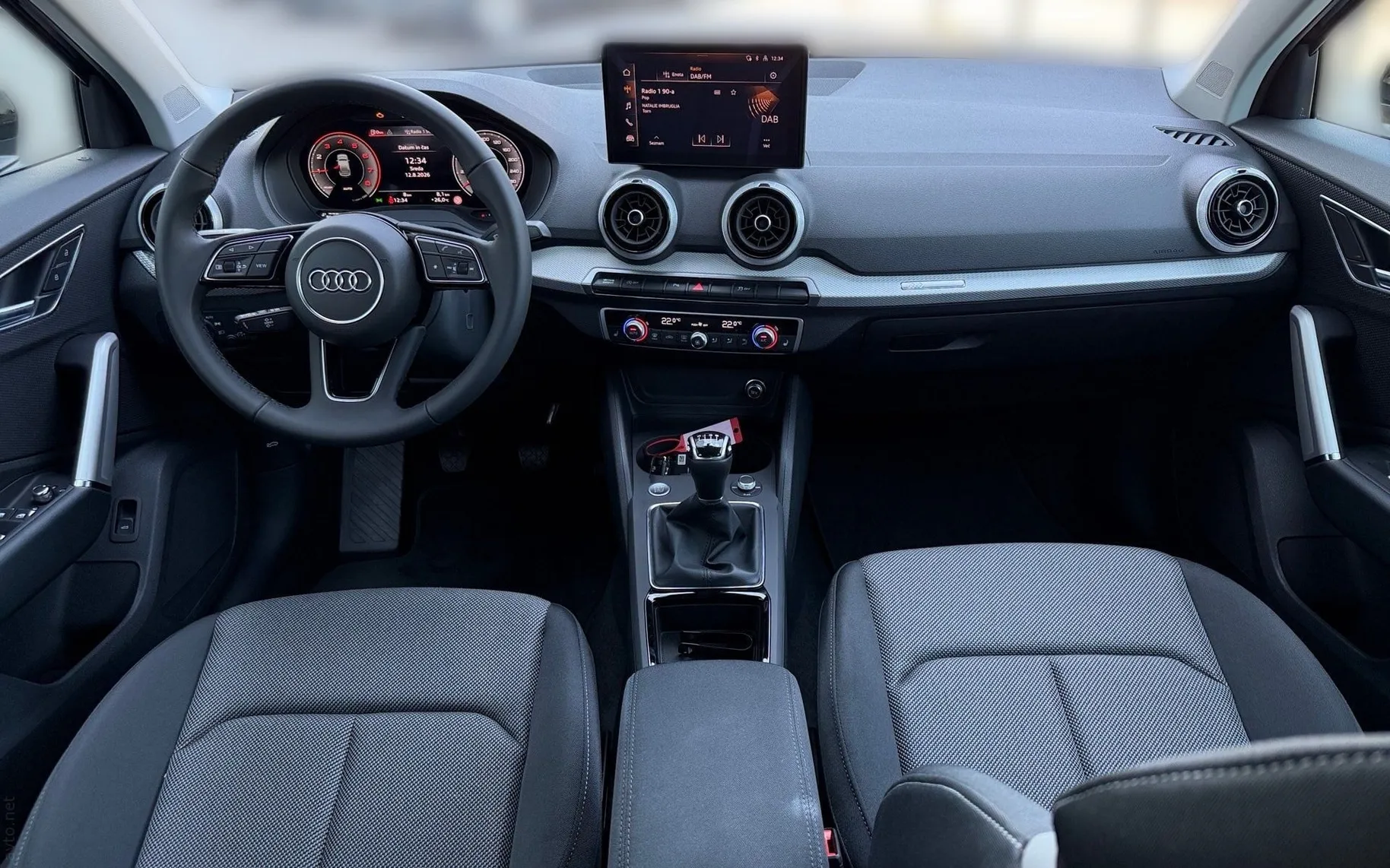 Notranja slika - Audi Q2 - 30 TFSI Advanced - 10