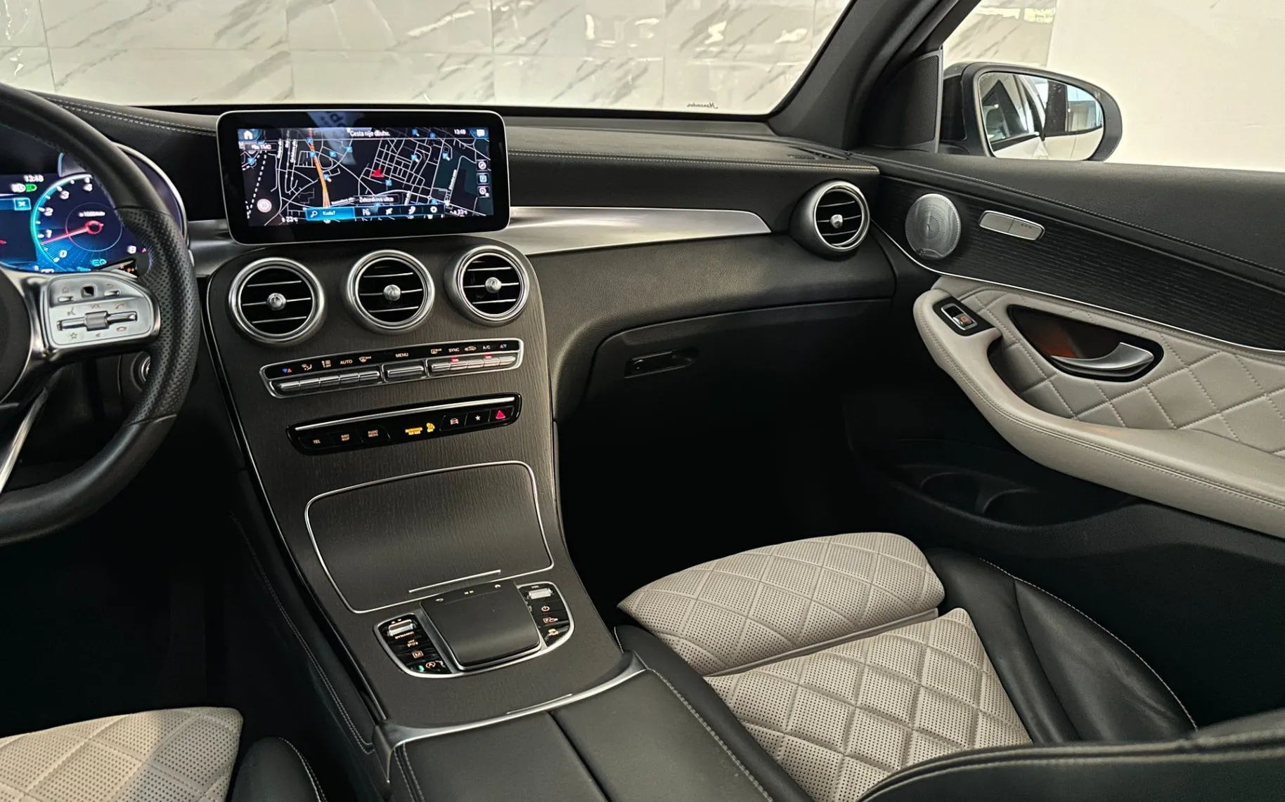 Notranja slika - Mercedes-Benz GLC coupe - 200 4MATIC|AMG|Virtual|Designo|Kamera|Burmester| - 11
