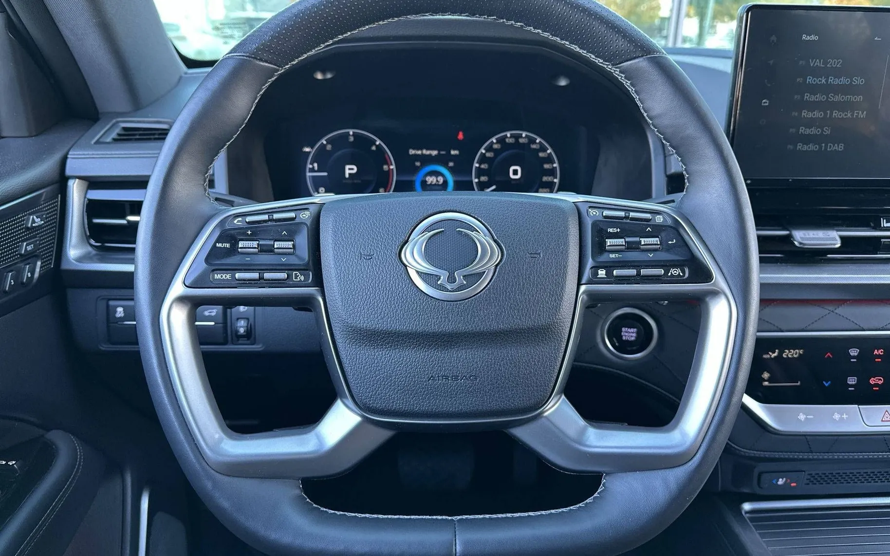Notranja slika - KG Mobility Rexton - 2.2 XDI LIMITED PLUS  18 . 4x4 A T - 12