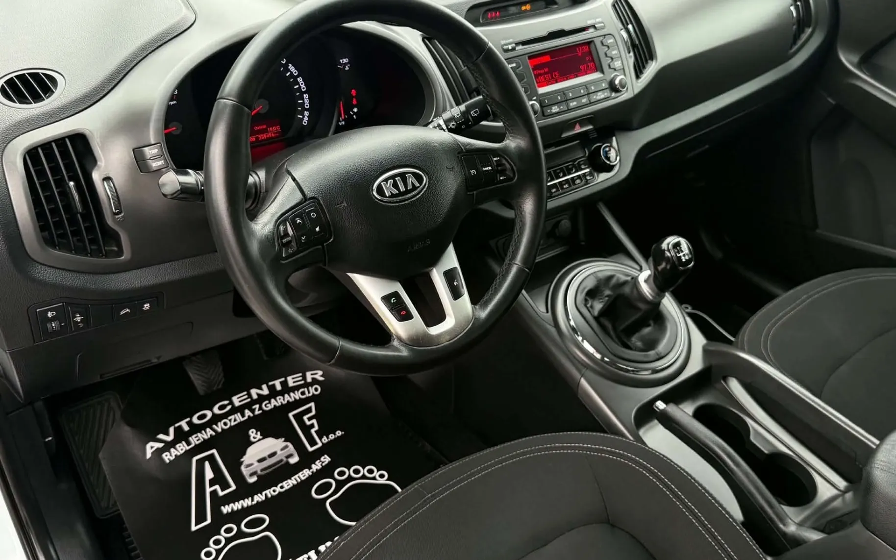 Notranja slika - KIA Sportage - 1.7 DIZEL-LIZING ZA TUJCE-TEMPOMAT-PDC- - 8