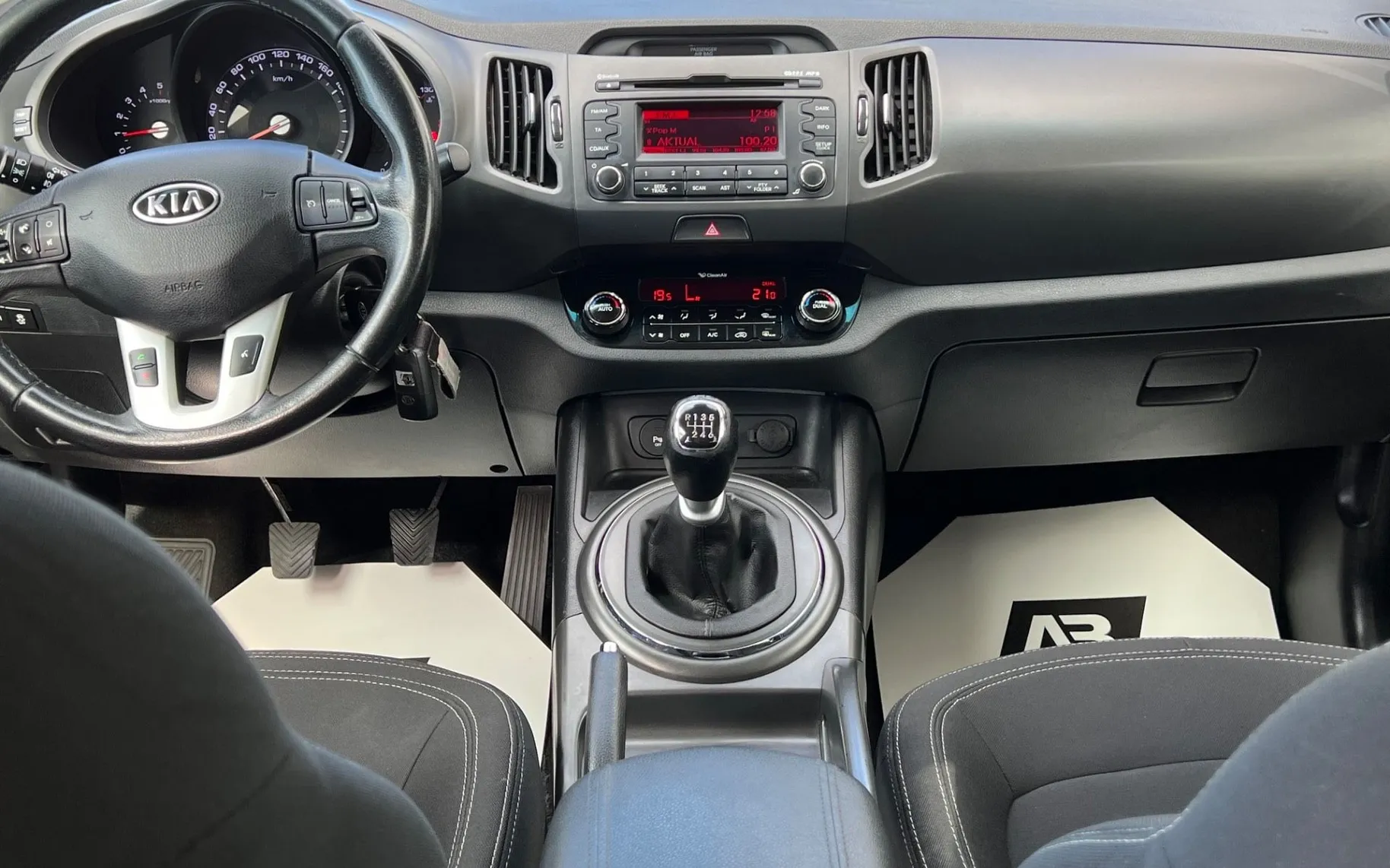Notranja slika - KIA Sportage - 1.7 CRDi+SLO+ALU+PDC+USB - 11