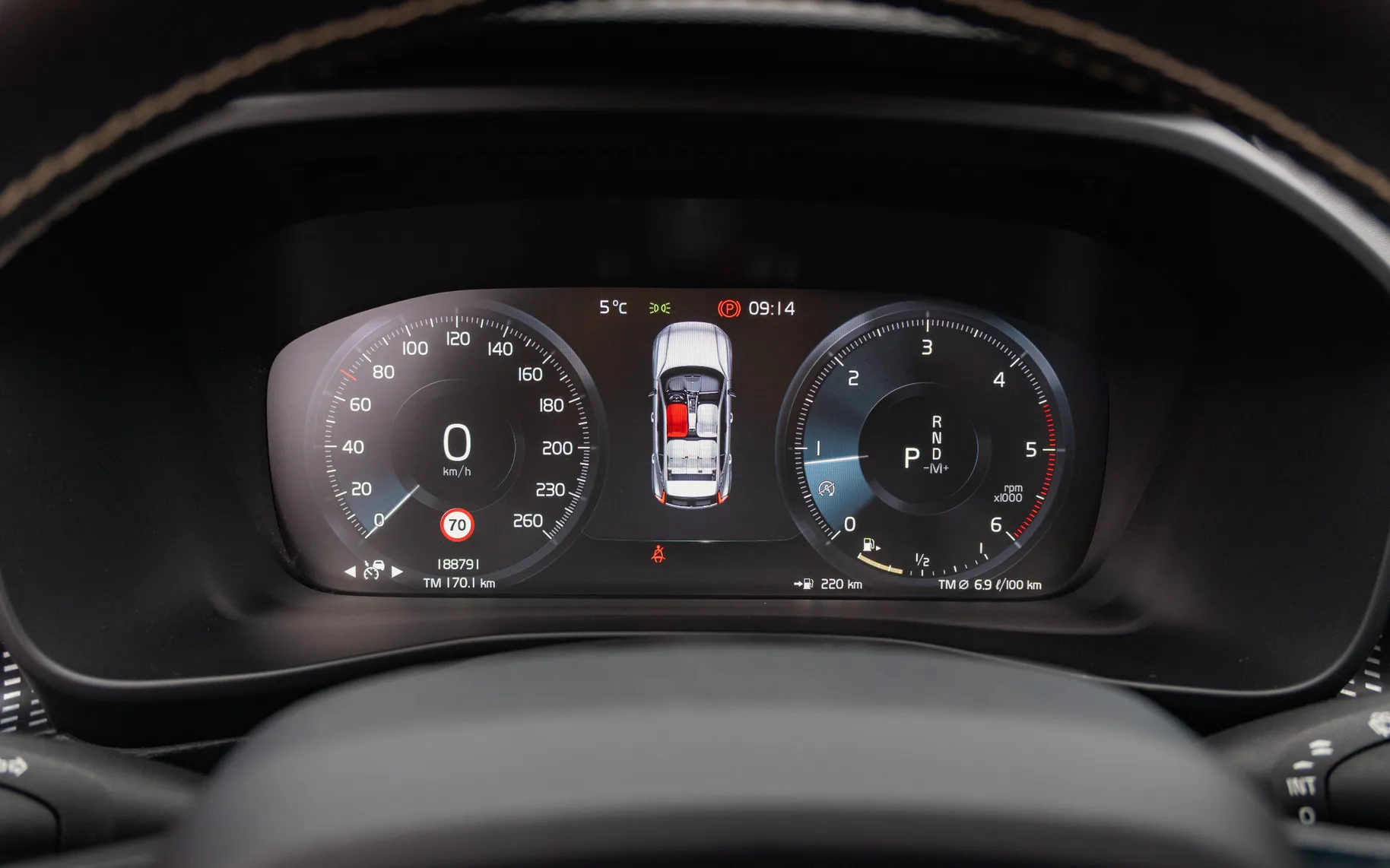 Notranja slika - Volvo XC40 - T4 AWD R-Design Avt. - 10