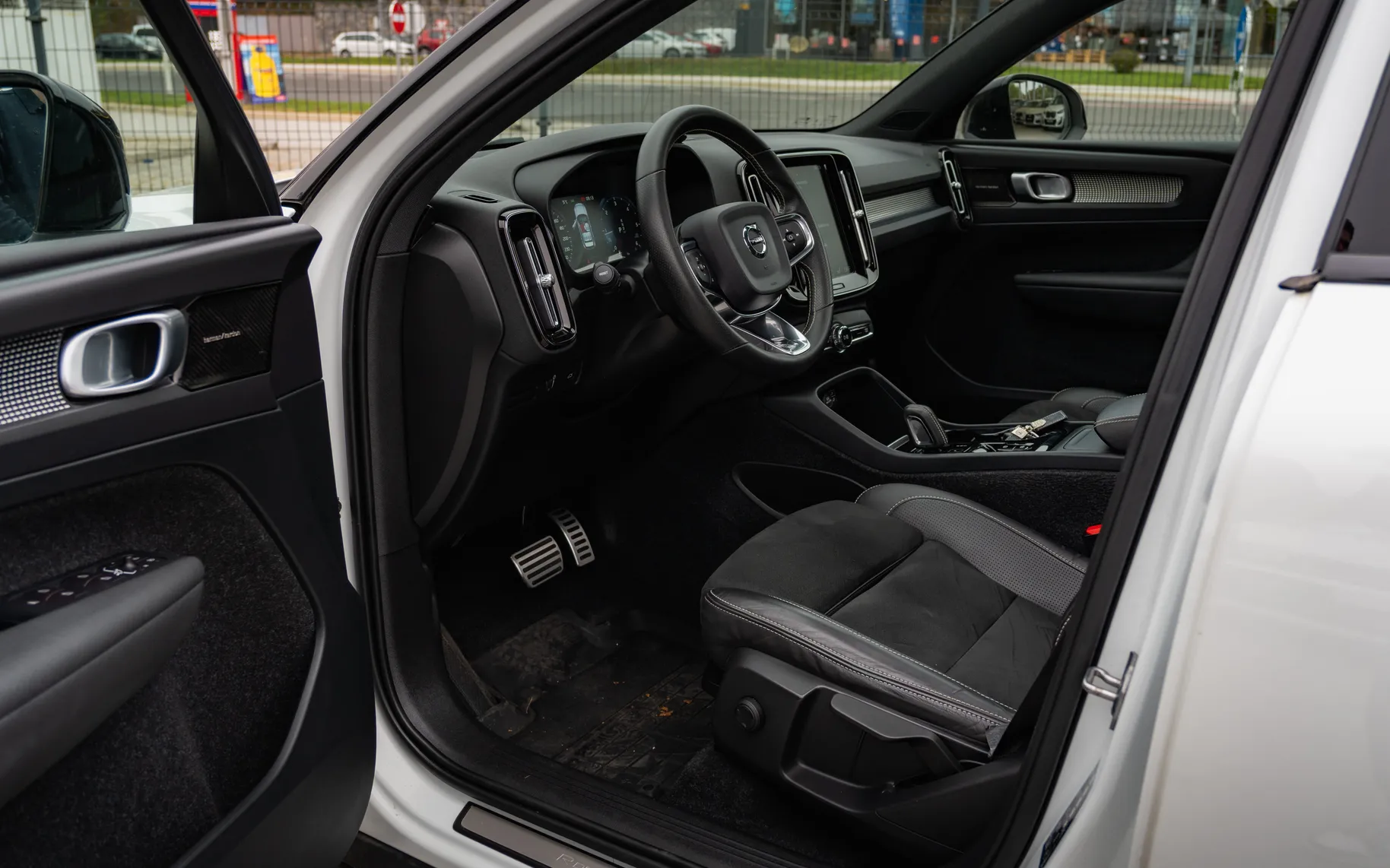 Notranja slika - Volvo XC40 - T4 AWD R-Design Avt. - 8