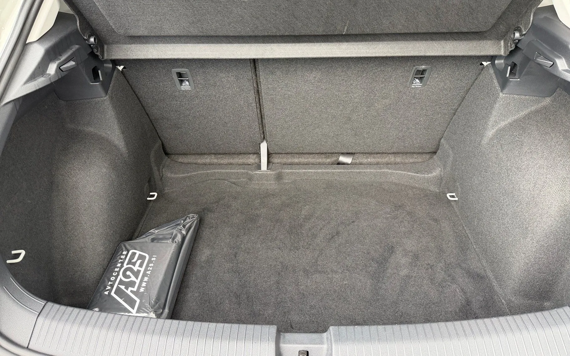 Notranja slika - Volkswagen T-Roc - 1.0 TSI BMT Life-komaj 31.131 KM-1.lastnik-Virtual - 12