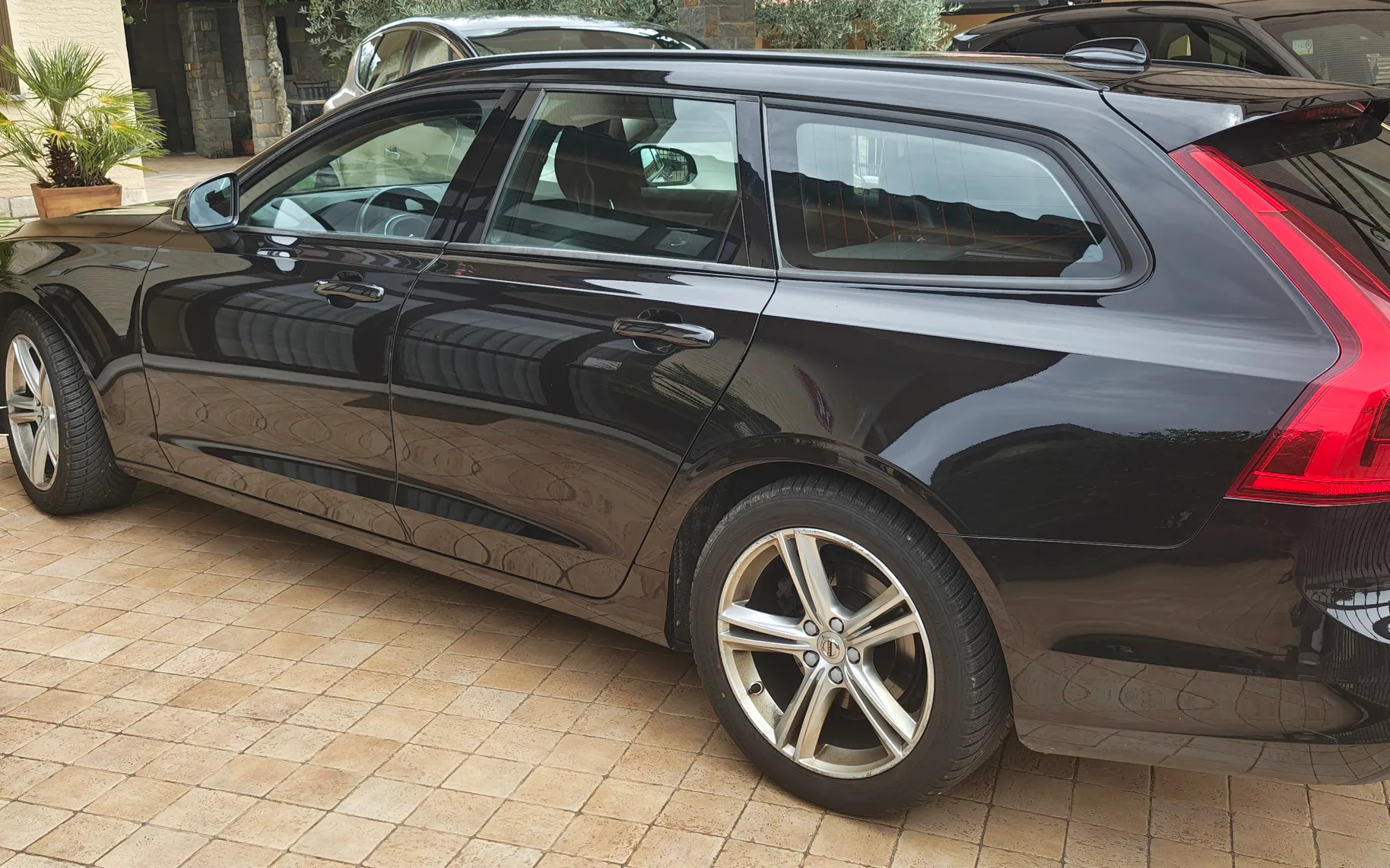 Zunanja slika - Volvo V90 - D3 Momentum Avt. - 3