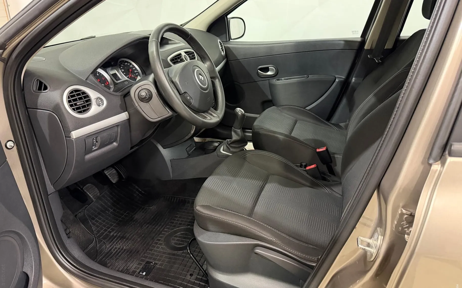 Notranja slika - Renault Clio - Grandtour 1.5 dCi-TEMPOMAT-KLIMA-TRAJNIK - 9