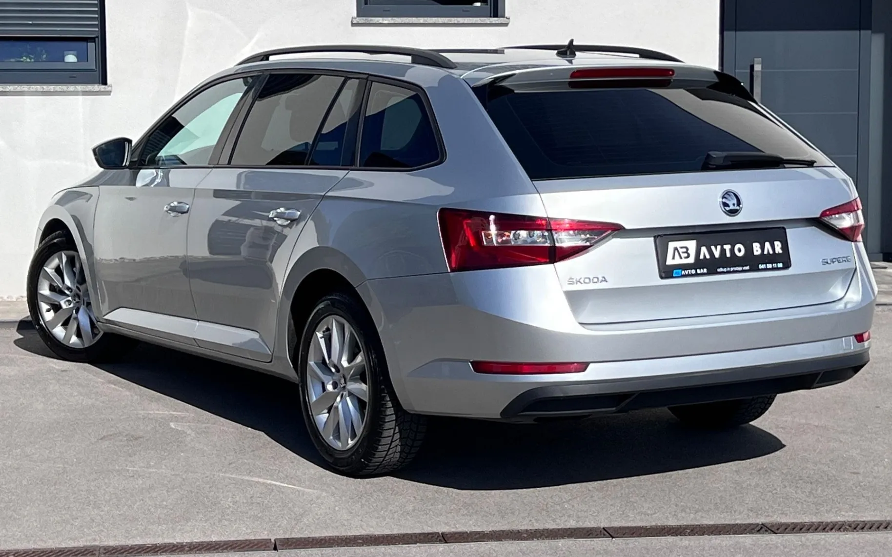 Notranja slika - Škoda Superb - 2.0 TDI+ALU+TEMP+USB... - 8