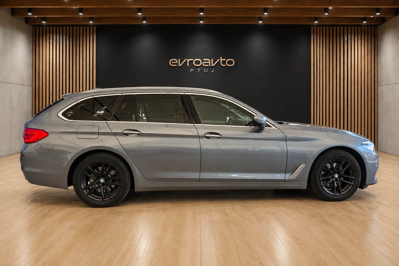 Zunanja slika - BMW serija 5 Touring: - 520d Touring Avt.Luxury Line  Head-Up display - 4