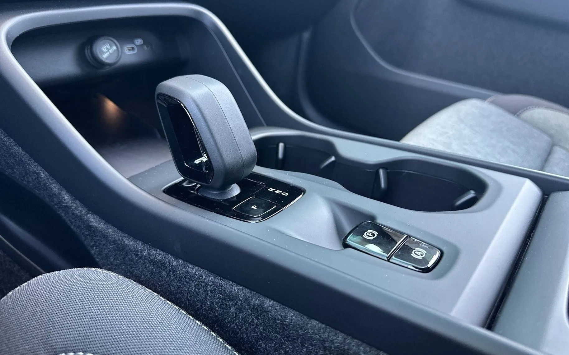 Notranja slika - Volvo XC40 - B3 P Core AT DCT 3 leta garancije + 3 servisi... - 19