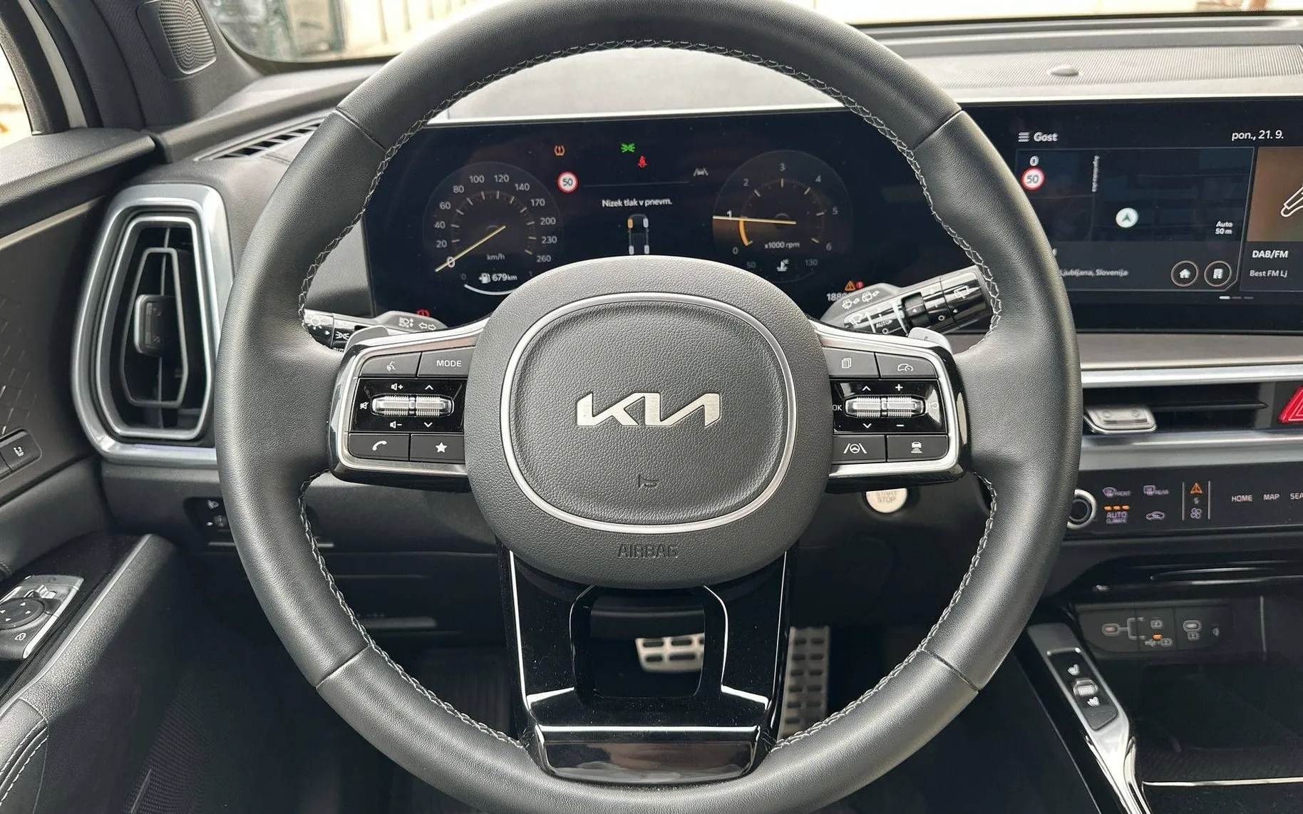 Notranja slika - KIA Sorento - 2.2 TCI AWD EX Launch 8DCT - 12