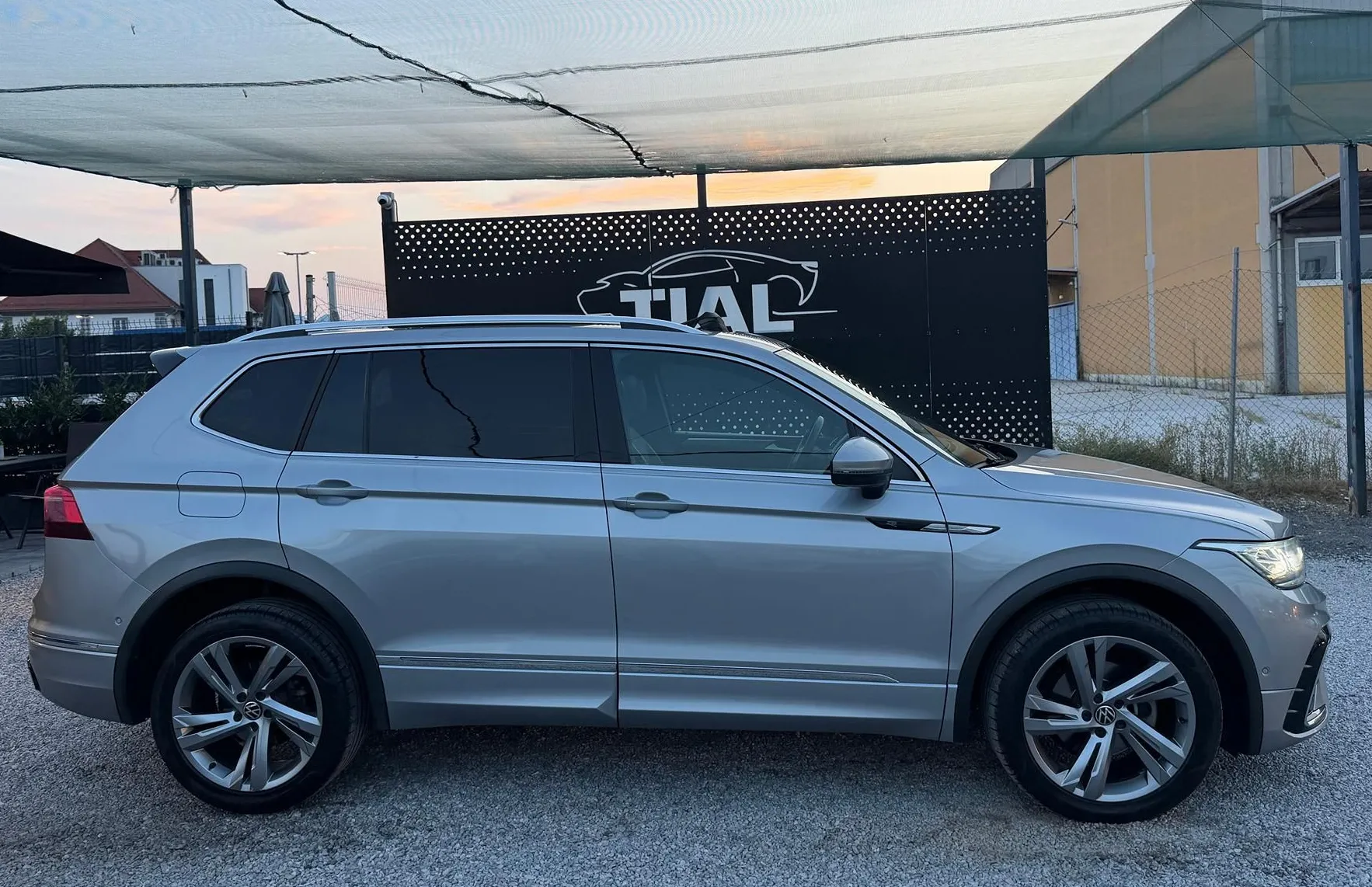 Zunanja slika - Volkswagen Tiguan Allspace - 4motion-2.0 TDI-R-Line-DSG-PANO-MRTVI KOTI-VIRTUA - 8