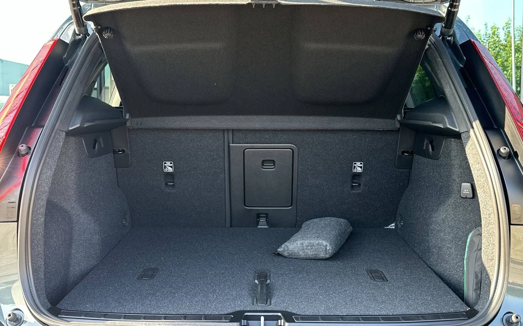 Notranja slika - Volvo XC40 - B3 P Plus Dark AT DCT 3 leta garancije + 3 servi.. - 12