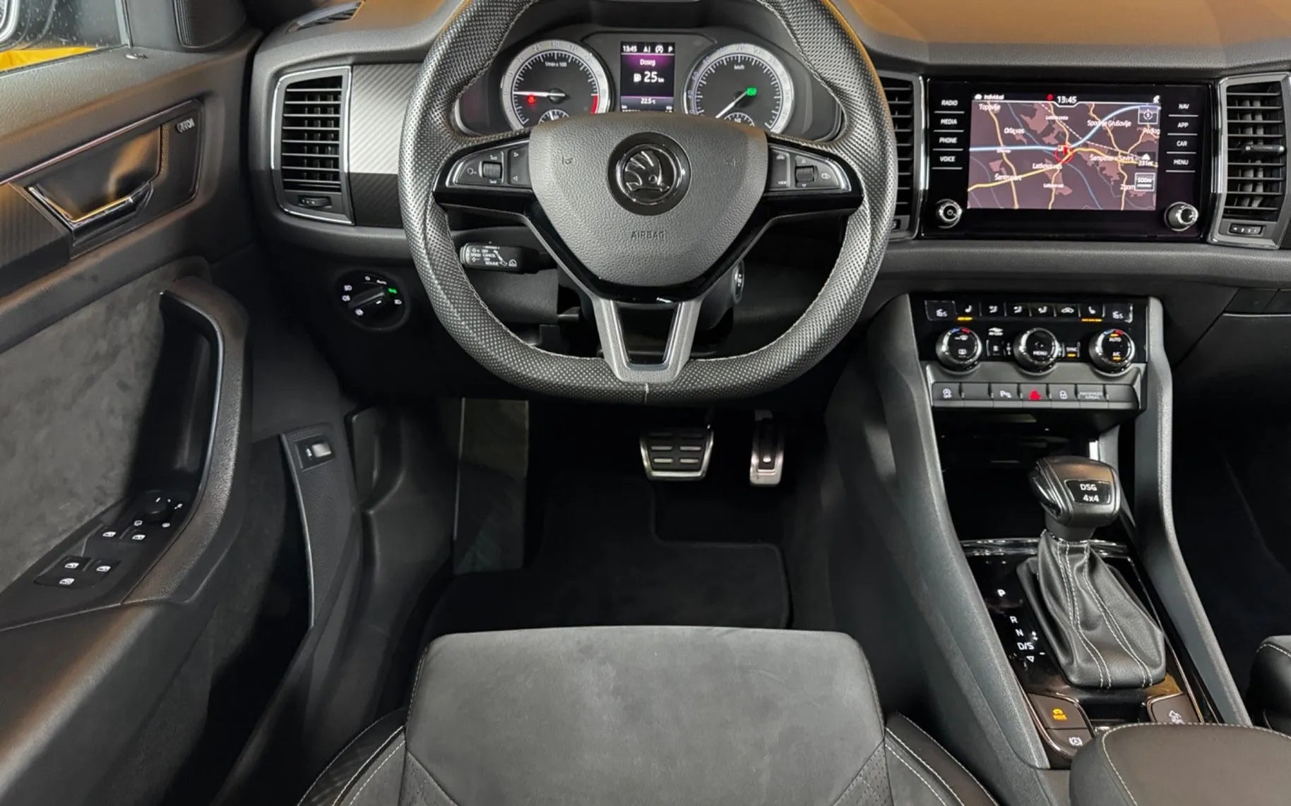 Notranja slika - Škoda Kodiaq - 2.0 TDI AUT. 4X4-Sportline-7 SEDEZEV-GRETJE-KAMERA - 12