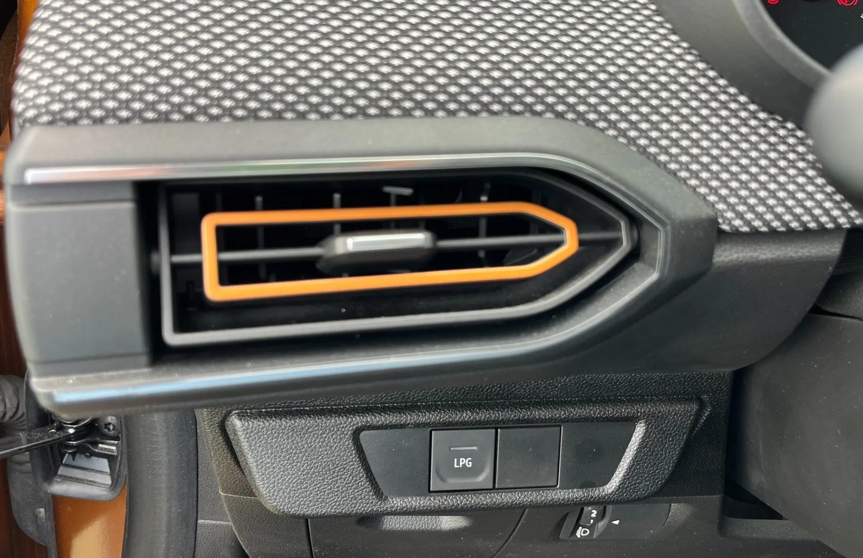 Zunanja slika - Dacia Sandero - 1.0 TCe 90 Comfort LED. VZR KAM. 2X PDC. TEMP.NAVI - 13