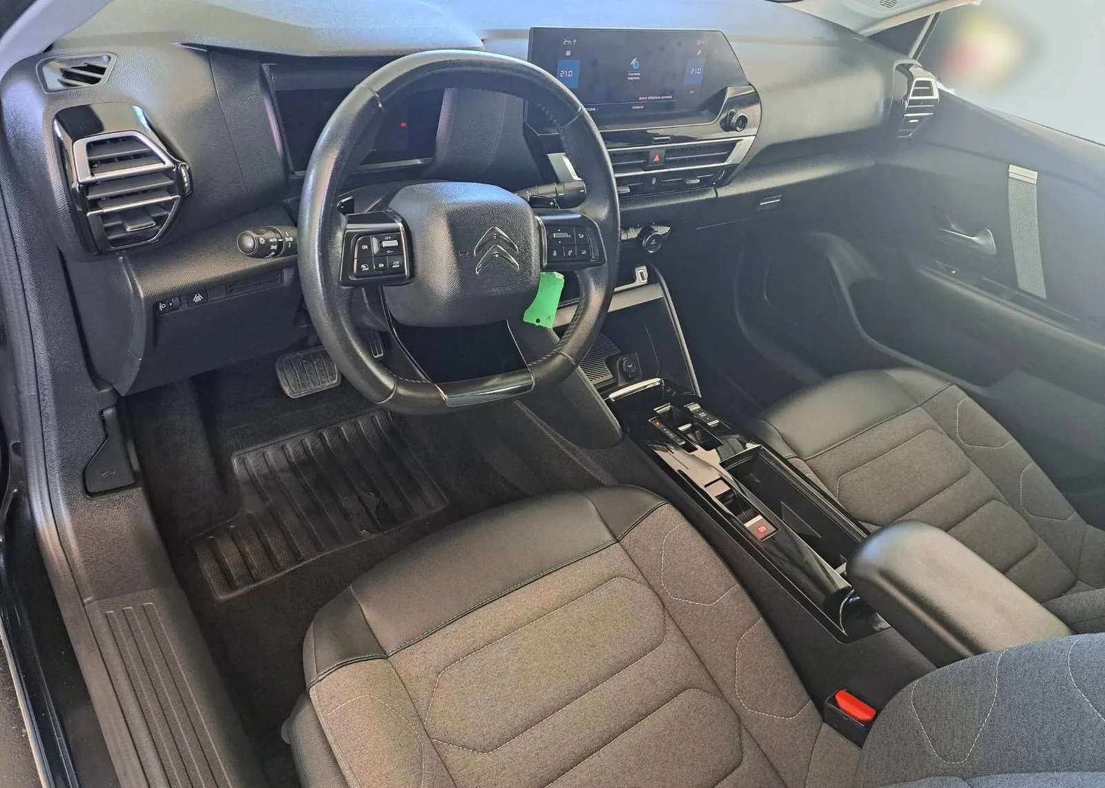 Notranja slika - Citroën C4 - 1.2 PureTech 130 Avt.-1 LASTNIK-FULL LED-ODLIČEN - 10