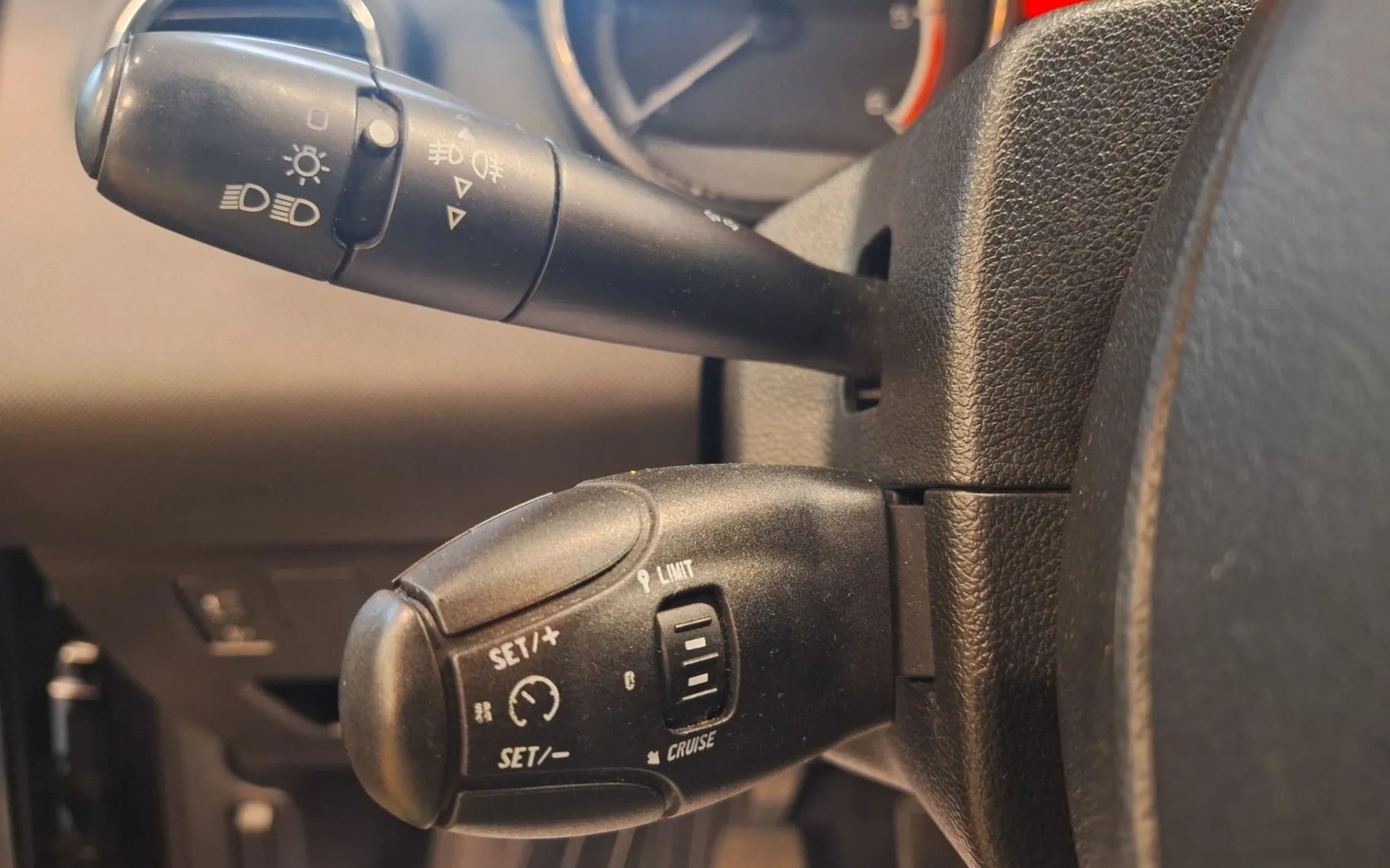 Notranja slika - Peugeot 308 - 1.6 HDI LED-NAVI-TV-AUT. KLIMA-KREDIT BREZ POLOG.. - 12
