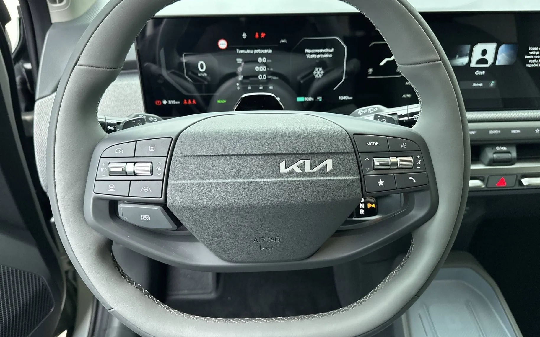 Notranja slika - KIA EV3 - SKY 58.3 kWh baterija - 14
