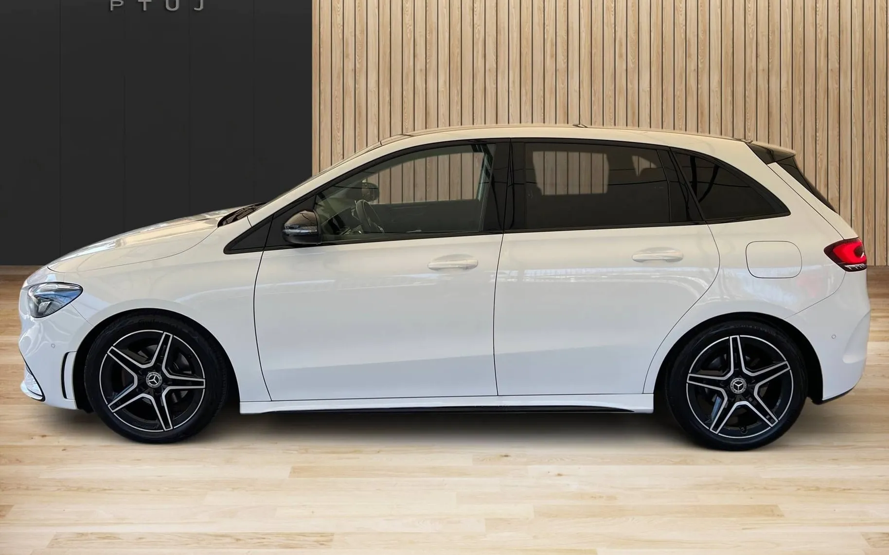 Notranja slika - Mercedes-Benz B-Razred - B 200 d Aut•AMG Line•1LASTNIK•KAMERA•PDC•... - 8