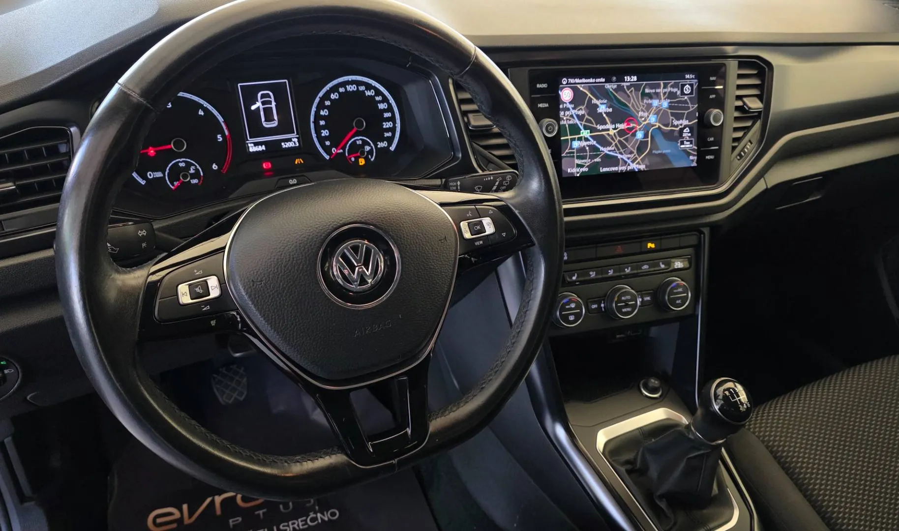 Notranja slika - Volkswagen T-Roc - 1.6 TDI BMT Style Dod.zimske gume na platiščih - 9
