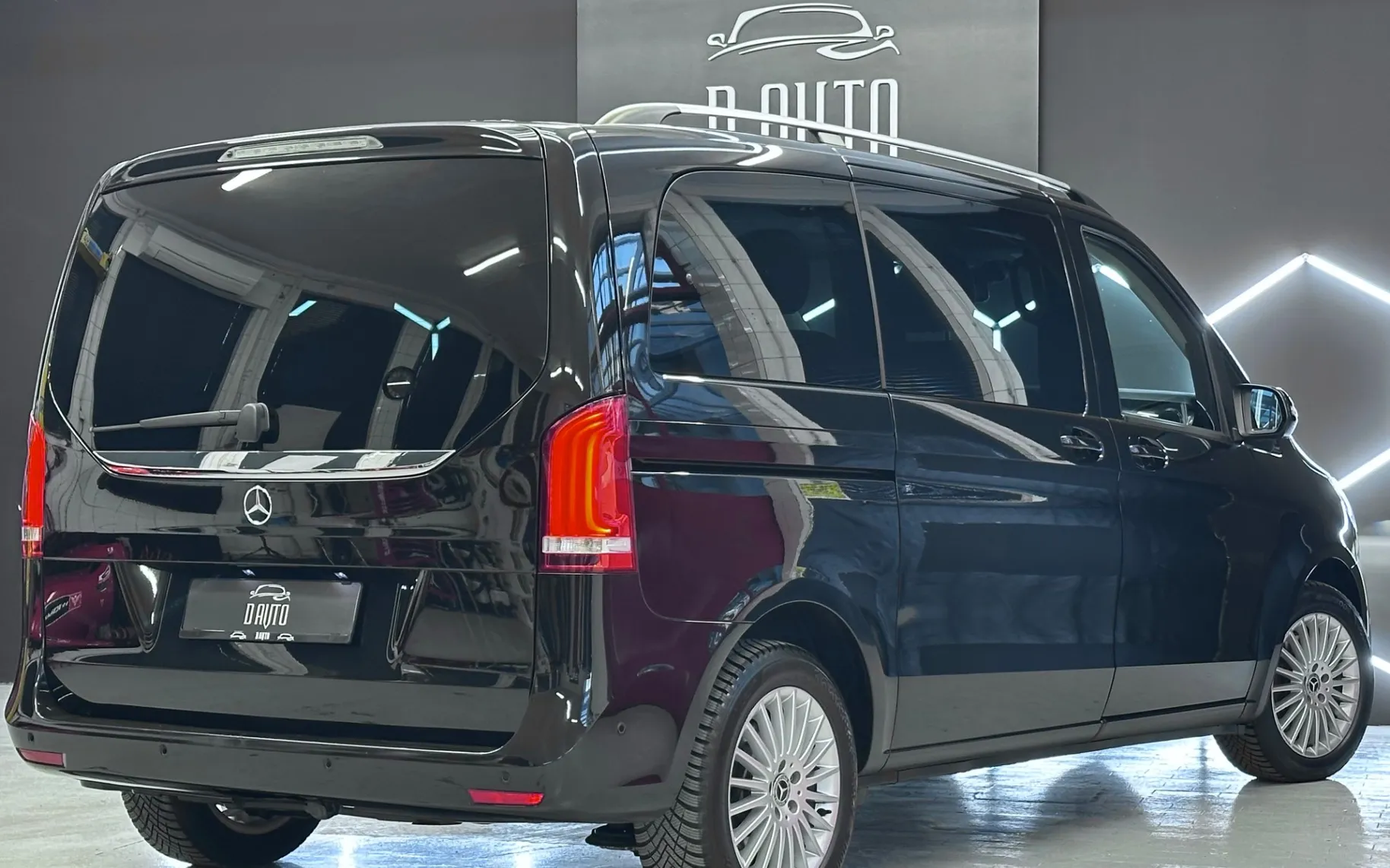 Notranja slika - Mercedes-Benz V-Razred - V 250 d 140KW+WEBASTO+360KAMERA+BURMESTER+AMBIENT. - 7