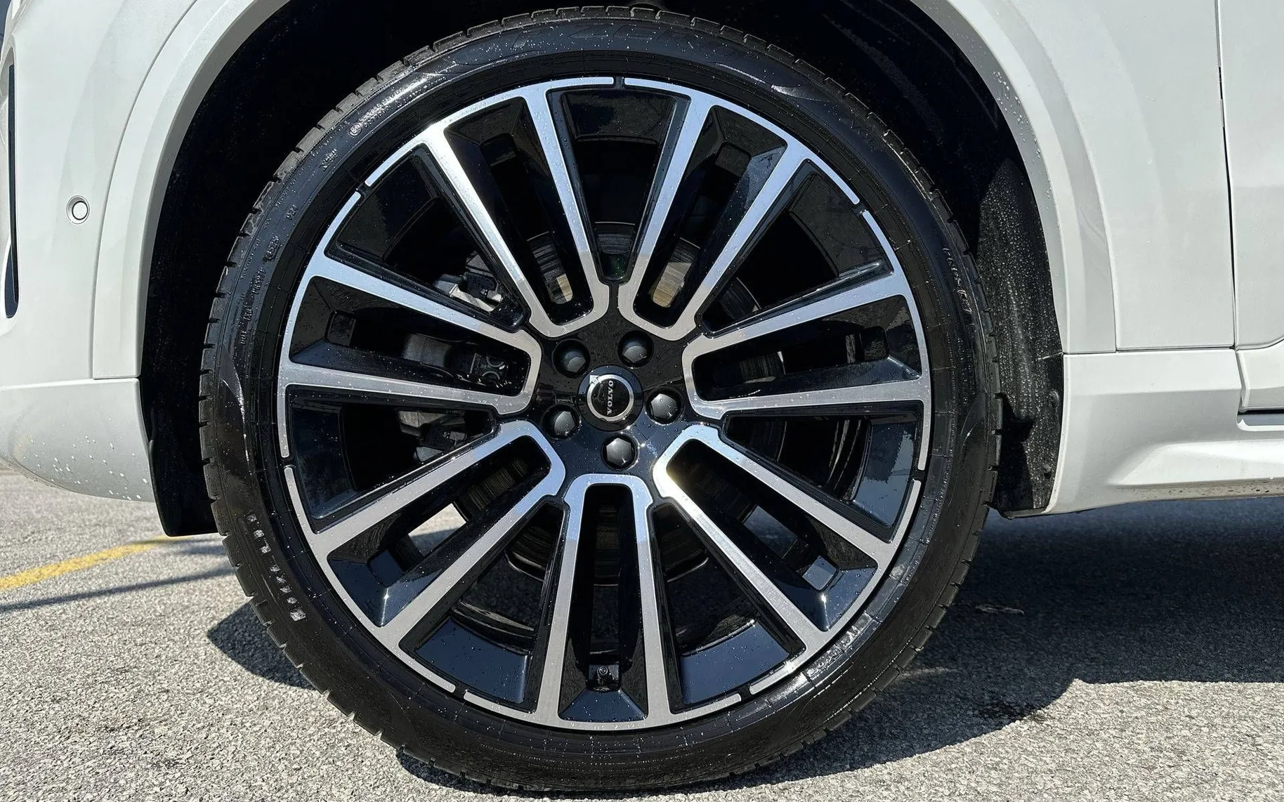 Notranja slika - Volvo XC90 - T8 AWD PLUG-IN HYBRID ULTRA DARK – 7 SEDEŽEV - 9