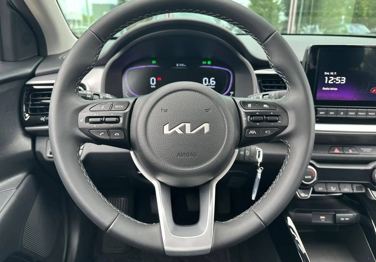 Notranja slika - KIA Stonic - 1.2 DPI LX Urban+ M T... - 13
