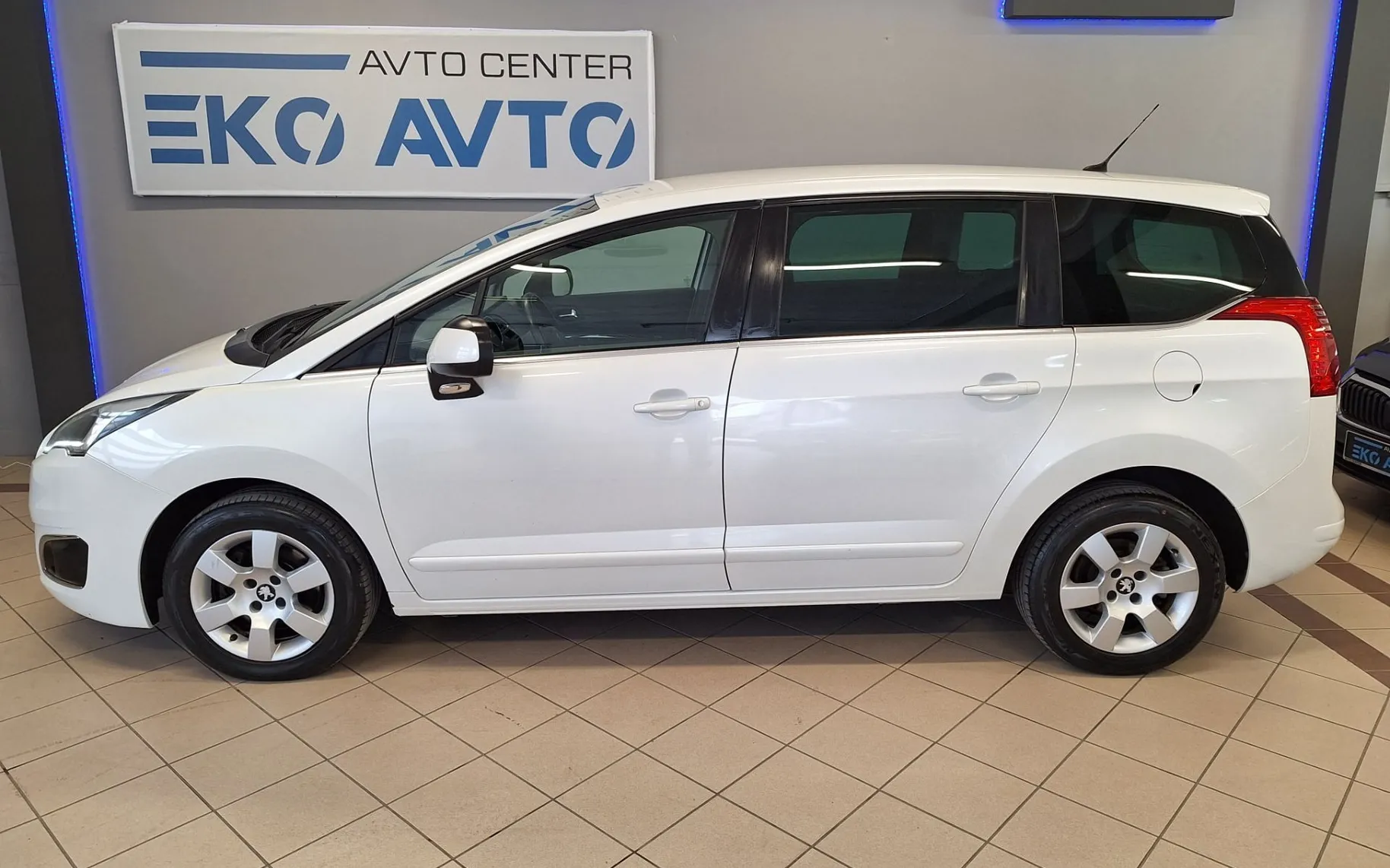 Notranja slika - Peugeot 5008 - ACTIVE 1.6 HDI KREDIT BREZ POLOGA ODLIČNO OHRANJ - 8